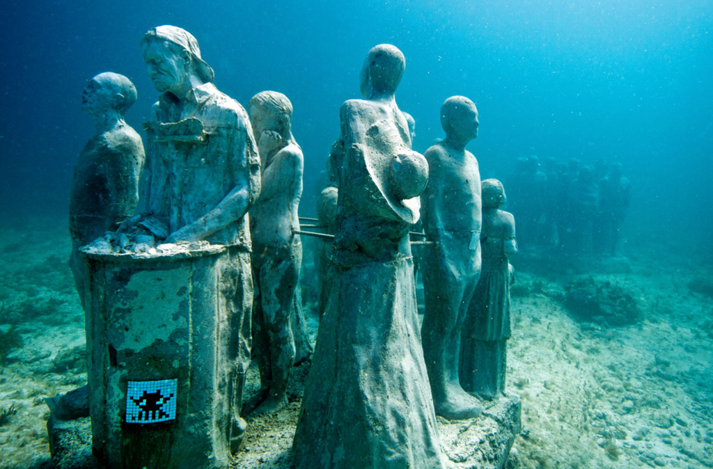 statue personnage sous l'eau